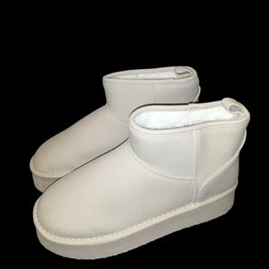 American Eagle boots, cream color, size 8 1/2